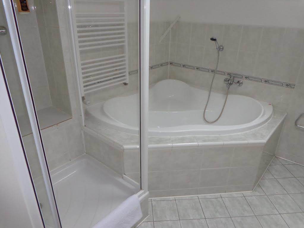 Hotel Vacek Pod Vezi Hradec Kralove Ngoại thất bức ảnh